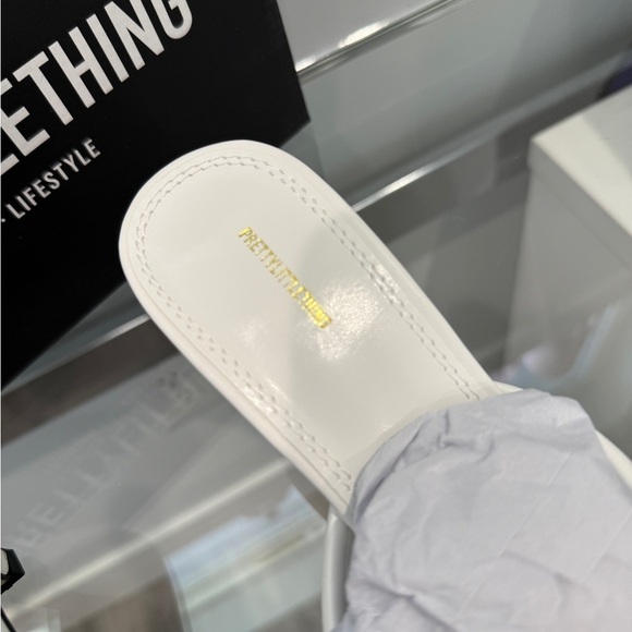 Prettylittle Thing Round Toe Thong Mid Heel White Mules NEW (sz 6) - Picture 7 of 7